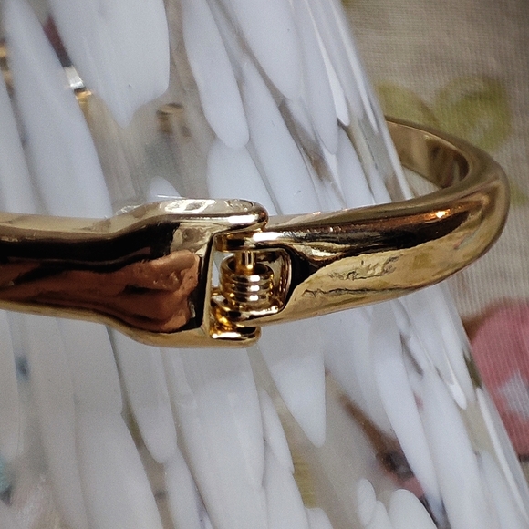 Potato Pearls Pearl Gold Tone NEW Heavy Well Made Clamper Bracelet - Picture 8 of 15